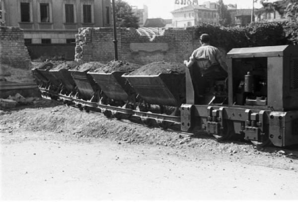 Italia Dopoguerra. Milano - Trenino speciale per la raccolta delle macerie - Muro - Insegna "MOTTA"