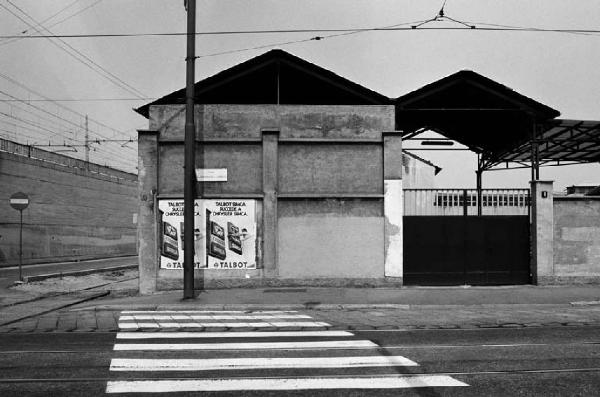 Ritratti di fabbriche 1978-1980. Milano - Viale Rimembranze di Lambrate - Edificio industriale - Capannone - Facciata