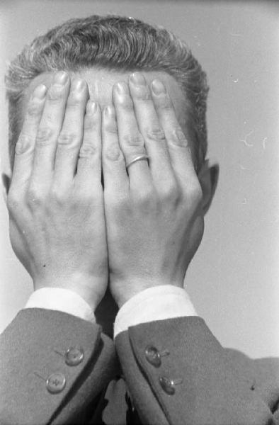 Ritratto maschile: Bruno Munari, artista si copre il volto con le mani