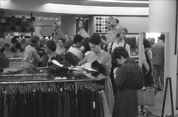 Milano - Grande magazzino la Rinascente - Interno - Reparto abbigliamento da donna - Clienti - Manichini