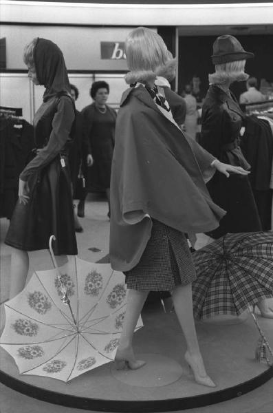 Milano - Grande magazzino la Rinascente - Interno - Reparto abbigliamento da donna - Manichini femminili - Ombrelli