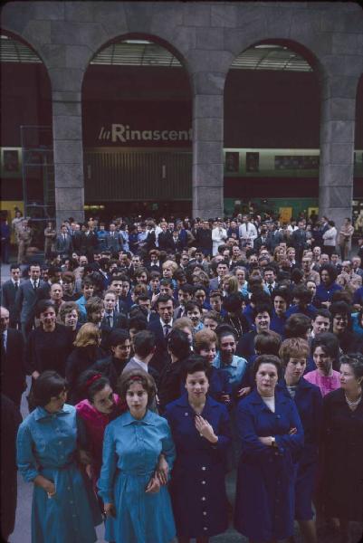 Milano - Grande magazzino la Rinascente - Esterno - Folla - Donne con grembiule da lavoro (commesse del la Rinascente? manifestazione?)