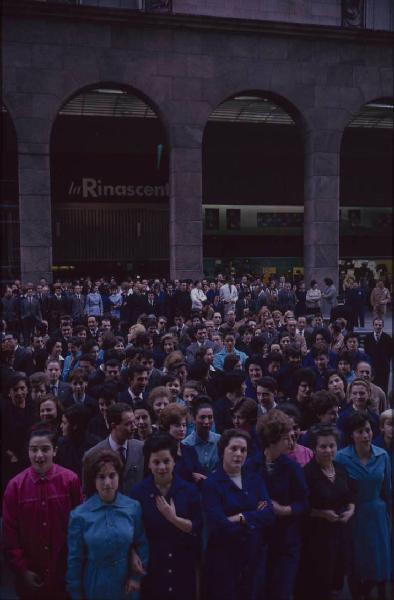 Milano - Grande magazzino la Rinascente - Esterno - Folla - Donne con grembiule da lavoro (commesse del la Rinascente? manifestazione?)