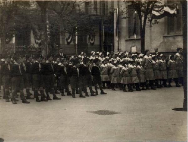 Ritratto di gruppo - Balilla e Piccole italiane / Milano - Istituto Derelitti di via Settembrini