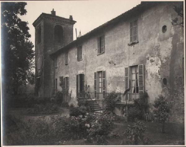 Carpiano - Cascina Castello di Carpiano - Torre sud-est e particolare esterno dell'edificio