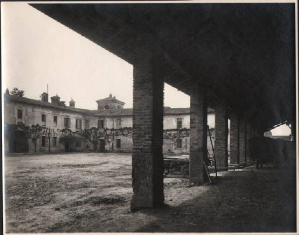 Carpiano - Cascina Castello di Carpiano - Veduta dell'angolo est della corte interna, vista dal portico