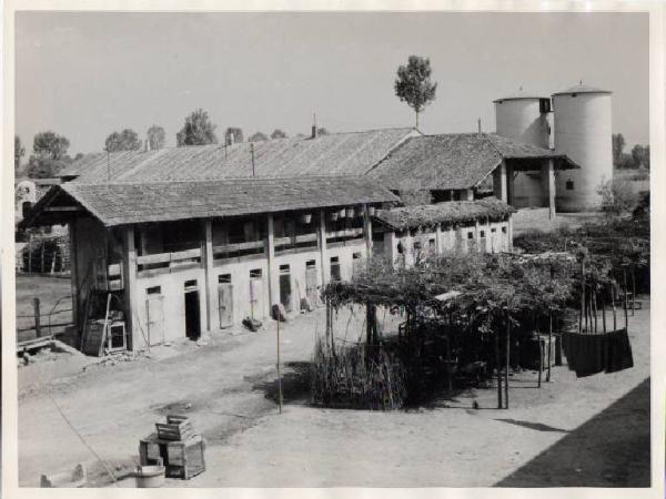 Carpiano - Podere Calnago - Portici colonici e silos