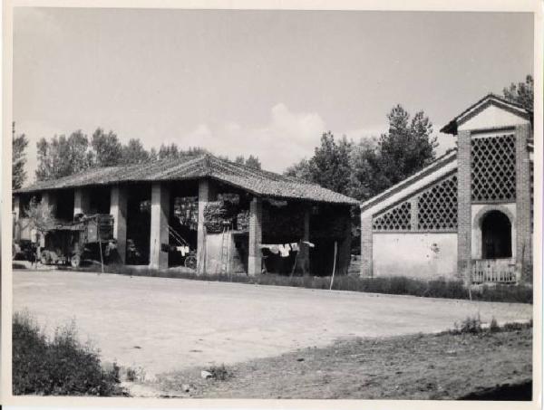 Gaggiano - Cascina Carbonizza - Aia con portico e porcile