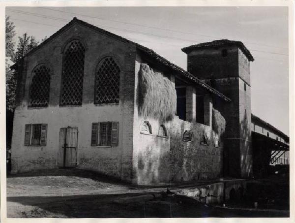 Carpiano - Cascina Castello di Carpiano - Stalla dei buoi e torre nord