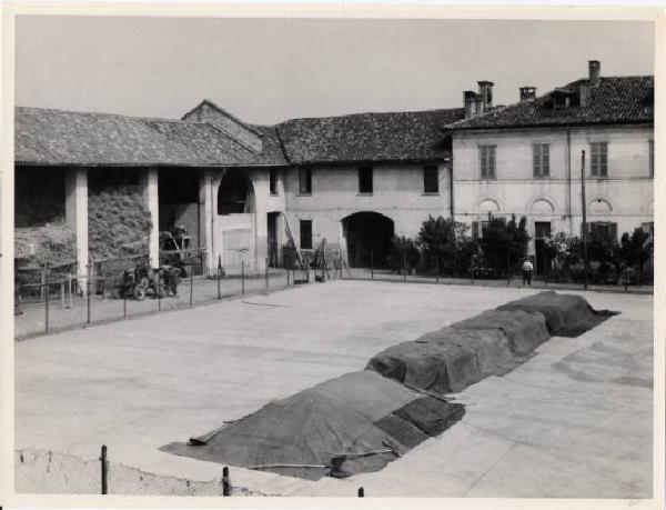 Pioltello - Cascina Limito - Aia con granaio, portici dell'essiccatoio, rimessa e casa padronale