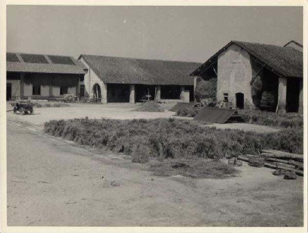 Bastida Pancarana - Cascina Santa Clara - Aia con stalla dei cavalli e stalla delle mucche