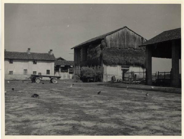 Bastida Pancarana - Cascina San Simone - Aia con stalla e fienile