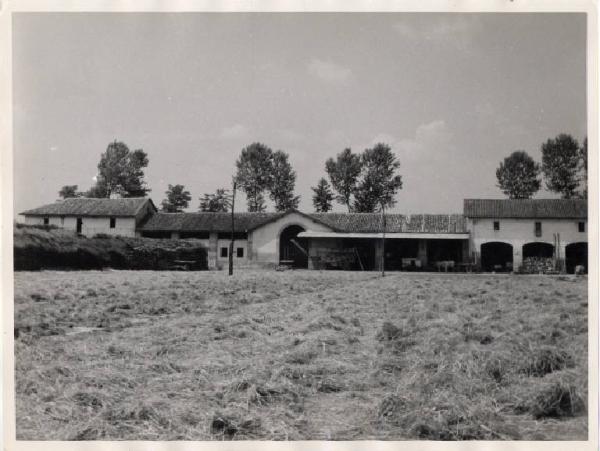 Casaletto Lodigiano - Cascina Villa Rossa - Aia con portici dell'essiccatoio e rimesse