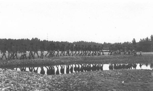 Ritratto di gruppo - Gruppo di militari in marcia - Fiume Ticino