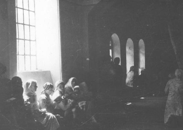 Seconda Guerra Mondiale - Donne e bambini all'interno di un edificio