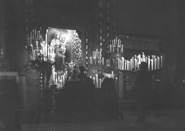 Seconda Guerra Mondiale - Fedeli in preghiera - Edificio sacro - Interno