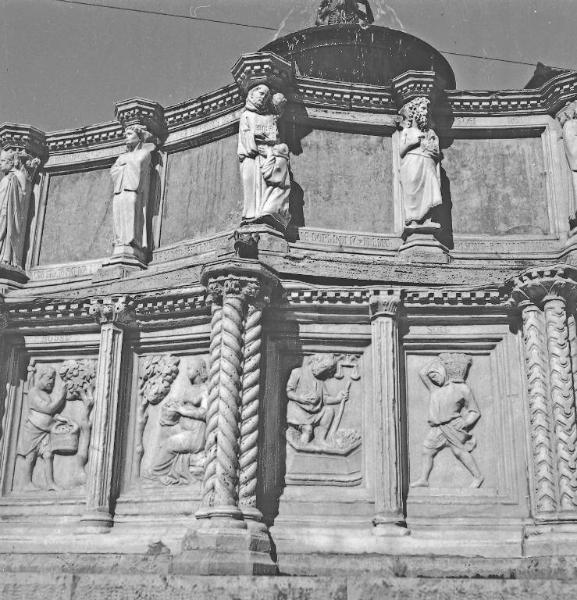 Fontana - Fontana Maggiore - Nicola Pisano, Frà Bevignate da Congoli, Boninsegna Veneziano - Particolare - Perugia