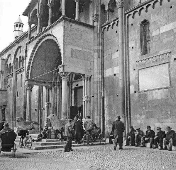 Modena - Duomo - Porta Regia / Ritratto di gruppo - Anziani