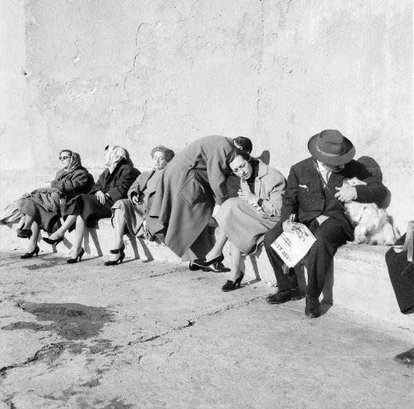 Ritratto di gruppo - Luisa Parisi con uomini e donne - Camogli