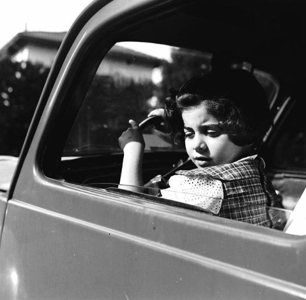 Ritratto infantile - Bambina al volante di un'auto