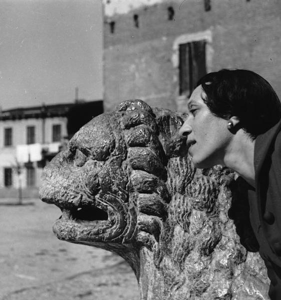 Ritratto femminile - Luisa Parisi vicino ai leoni del portale della Basilica di San Zeno - Verona