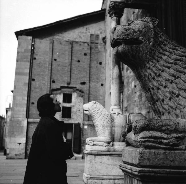 Ritratto femminile - Luisa Parisi difronte al portale della Basilica di San Zeno - Verona