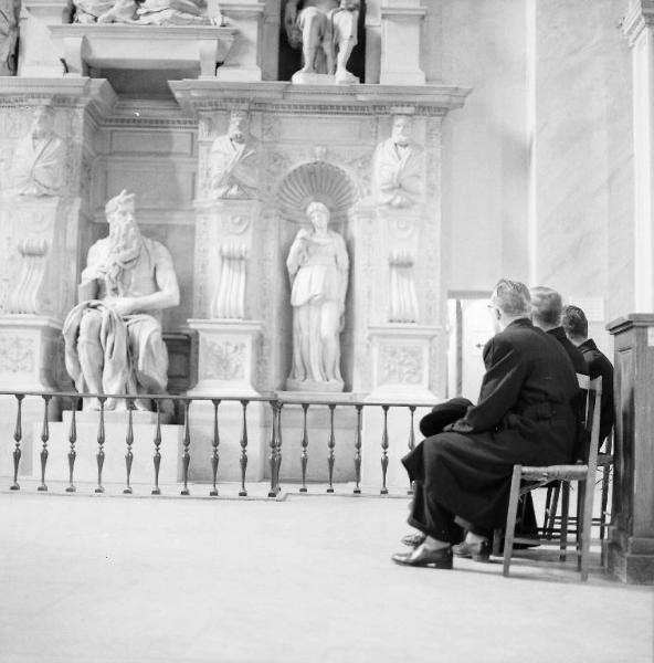 Scultura - Mosè - Michelangelo - Città del Vaticano - Basilica di San Pietro / Roma - Religiosi osservano seduti il Mosè di Michelangelo