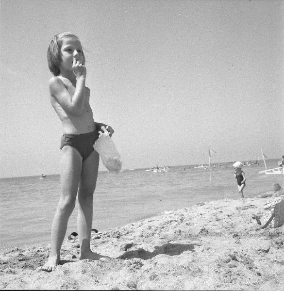 Ritratto infantile - Bambina in spiaggia