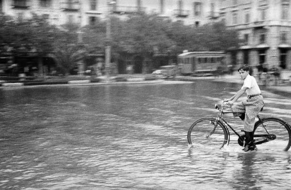 Como - Esondazione del 1935 - Ragazzo in bicicletta