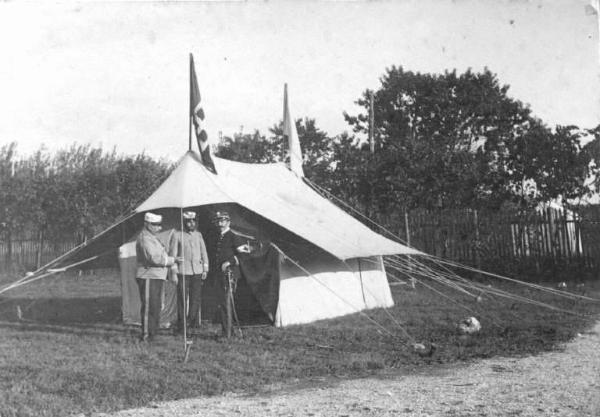 Croce Rossa Italiana - Ospedale da Guerra n. 7 - Materiale per accampamenti militari: Tenda Indiana / Croce Rossa Italiana - Sotto Comitato di Sezione di Bergamo - Corpo Militare - Personale direttivo -- Villafranca di Verona - Dossobuono (frazione)