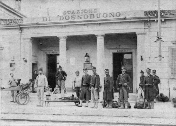 Croce Rossa Italiana - Ospedale da Guerra n. 7 - Materiale sanitario: Barelle / Esercito italiano - Malati -- Villafranca di Verona - Dossobuono (frazione) - Stazione ferroviaria / Esercito italiano - Uniformi