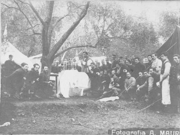 Croce Rossa Italiana - Ospedale da Guerra n. 7 - Accampamento -- San Roberto - Territorio / Messa - Celebrazione per il personale del Corpo Militare del Sotto Comitato di Sezione di Bergamo della Croce Rossa Italiana da parte di Don Attilio Tramalone