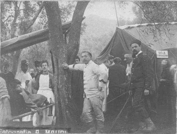 Croce Rossa Italiana - Ospedale da Guerra n. 7 - Sala operatoria - Impiego di una tenda da parte del personale del Corpo Militare del Sottocomitato di Sezione di Bergamo della Croce Rossa Italiana -- San Roberto