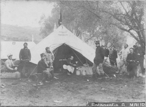 Croce Rossa Italiana - Ospedale da Guerra n. 7 - Farmacia e servizi di amministrazione - Impiego di una tenda da parte del personale del Corpo Militare del Sottocomitato di Sezione di Bergamo della Croce Rossa Italiana -- San Roberto / Liquidi - Conservazione e imbottigliamento / Piazzoni, Angelo