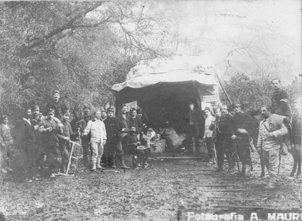 Croce Rossa Italiana - Ospedale da Guerra n. 7 - Magazzino - Impiego di una baracca da parte del personale del Corpo Militare del Sotto Comitato di Sezione di Bergamo della Croce Rossa Italiana -- San Roberto