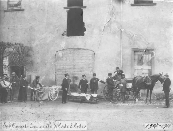 Carrozza a cavalli / Ferito - Trasporto da parte di personale del Sotto Riparto Assistenza Pubblica di Ponte San Pietro del Sotto Comitato di Sezione di Bergamo della Croce Rossa Italiana / Materiale sanitario: carri lettiga