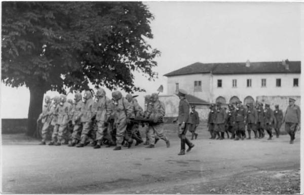 Esercitazioni - Impiego di indumenti protettivi antipritici e maschere antigas da parte del personale del Corpo Militare del Comitato Provinciale di Bergamo della Croce Rossa Italiana -- Bergamo - Piazzale Sant'Agostino