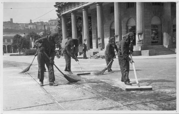 Croce Rossa Italiana - Comitato Provinciale di Bergamo - Corpo Militare - Personale - Equipaggiamento: Indumenti protettivi antigas e maschere antigas / Strade - Decontaminazione - Simulazione - Impiego di scope da parte del personale del Corpo Militare del Comitato Provinciale di Bergamo della Croce Rossa Italiana -- Bergamo - Largo Porta Nuova