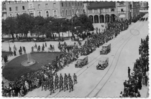 Croce Rossa Italiana - Comitato Provinciale di Bergamo - Corpo Militare - Riviste e parate -- Bergamo - Viale Roma