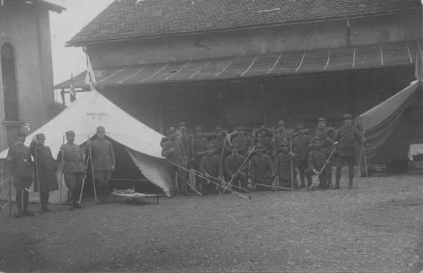 Croce Rossa Italiana - Comitato di Sezione di Bergamo - Ambulanza da montagna n. 30 - Materiale per accampamenti militari: Tenda -- Bergamo - Via S. Giorgio - Ricreatorio dei padri gesuiti - Cortile / Croce Rossa Italiana - Comitato di Sezione di Bergamo - Corpo Militare - Personale