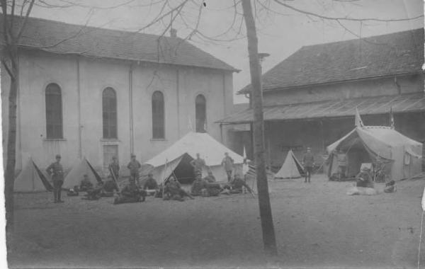 Croce Rossa Italiana - Comitato di Sezione di Bergamo - Ambulanza da montagna n. 30 - Materiale per accampamenti militari: Tenda -- Bergamo - Via S. Giorgio - Ricreatorio dei padri gesuiti - Cortile / Croce Rossa Italiana - Comitato di Sezione di Bergamo - Corpo Militare - Personale