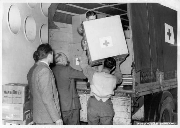 Pacchi - Spedizione agli emigrati ungheresi da parte del personale del Comitato Provinciale di Bergamo della Croce Rossa Italiana / Ungheria - Occupazione sovietica - 1956