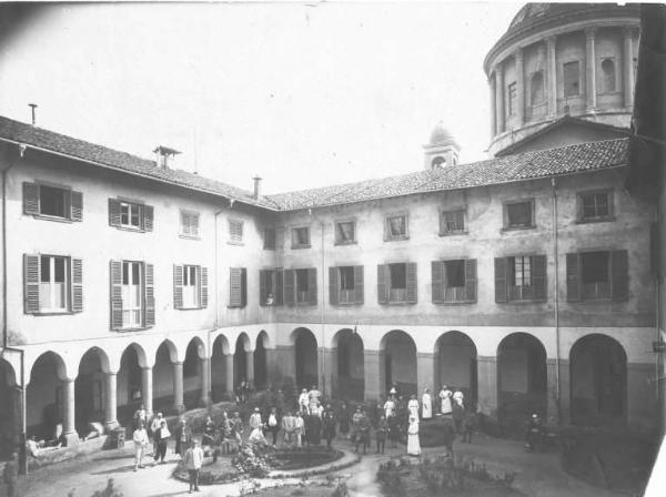 Chiesa di Santa Maria delle Grazie - Cupola -- Bergamo / Croce Rossa Italiana - Comitato di Sezione di Bergamo - Ospedale territoriale - Chiostro principale -- Bergamo - Porta Nuova