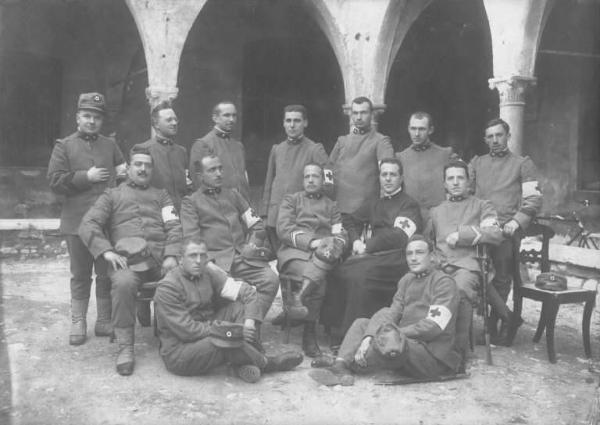 Croce Rossa Italiana - Corpo Militare - Personale direttivo -- Romano di Lombardia - Collegio vescovile San Defendente / Croce Rossa Italiana - Corpo Militare - Uniformi