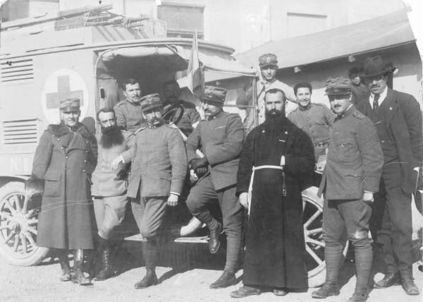 Croce Rossa Italiana - Autoambulanza / Croce Rossa Italiana - Comitato di Sezione di Bergamo - Corpo Militare - Personale - Rapporti con religiosi e personale del Corpo Militare del Comitato di Firenze (?) della Croce Rossa Italiana / Croce Rossa Italiana - Corpo Militare - Uniformi / Marconi, Giovanni Battista / Natta, Teofilo