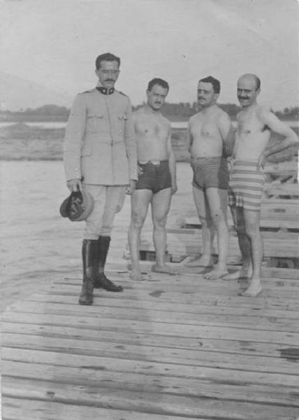 Bottini, (?) / Costumi da bagno maschili / Croce Rossa Italiana - Corpo Militare - Personale -- Grecia - Salonicco - Baia di Mikra / Luncetti, (?) / Marconi, Giovanni Battista / Mitafune, (?) - Militare giapponese -- Grecia - Salonicco - Baia di Mikra