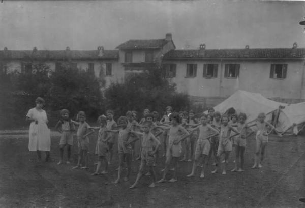 Fanciulli - Elioterapia: Ginnastica -- Bergamo - Valtesse - Colonia elioterapica del Comitato di Bergamo della Croce Rossa Italiana