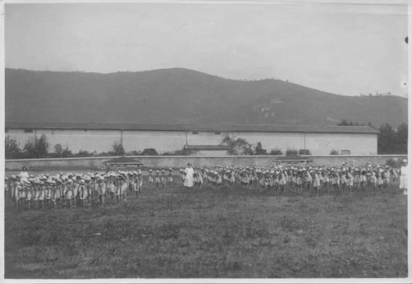 Fanciulli - Elioterapia: Ginnastica -- Bergamo - Valtesse - Colonia elioterapica del Comitato di Bergamo della Croce Rossa Italiana