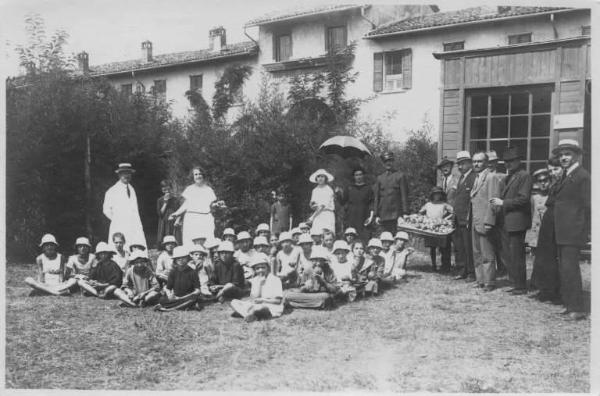 Croce Rossa Italiana - Comitato di Bergamo - Colonia elioterapica - Visita da parte di autorità civili, militari e popolazione -- Bergamo - Valtesse