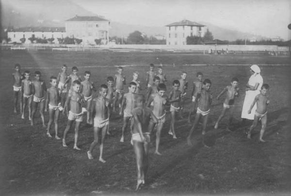 Fanciulli - Elioterapia: Ginnastica -- Bergamo - Valtesse - Colonia elioterapica del Comitato di Bergamo della Croce Rossa Italiana